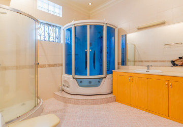 5 Bedroom Villa For Rent - BKK1, Phnom Penh thumbnail