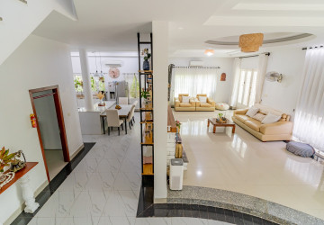 4 Bedroom Villa For Rent - Chroy Changvar, Phnom Penh thumbnail