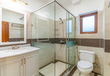 4 Bedroom Serviced Apartment For Rent - BKK1, Phnom Penh thumbnail