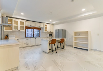 4 Bedroom Serviced Apartment For Rent - BKK1, Phnom Penh thumbnail