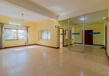 5 Bedroom Commercial Villa For Rent - Sala Kamreuk, Siem Reap thumbnail