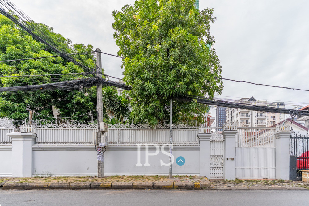 5 Bedroom Villa For Rent - BKK1, Phnom Penh - Image 41