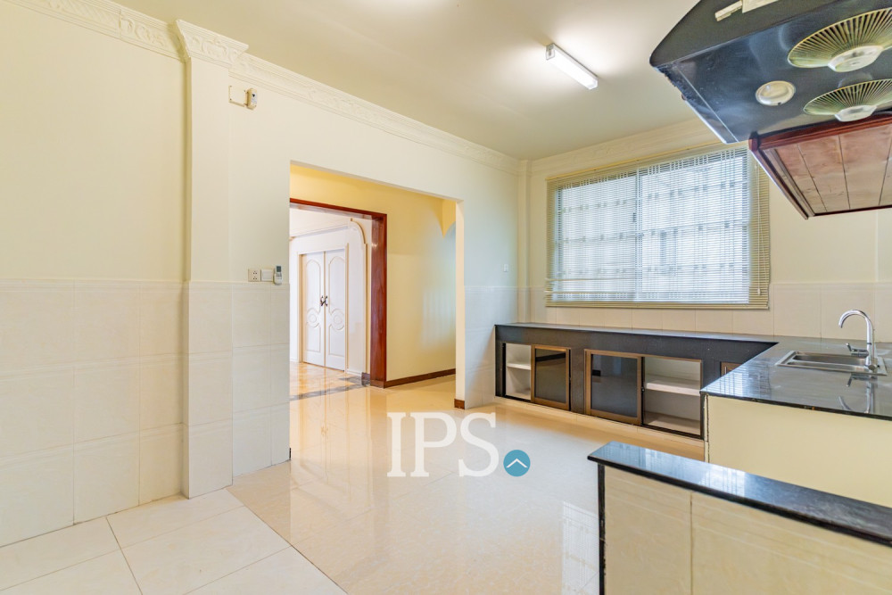 5 Bedroom Villa For Rent - BKK1, Phnom Penh - Image 12