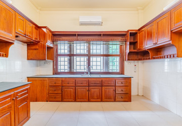 4 Bedroom Villa For Rent - BKK1, Phnom Penh thumbnail