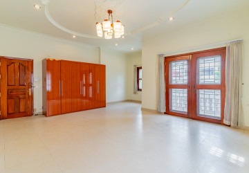 4 Bedroom Villa For Rent - BKK1, Phnom Penh thumbnail