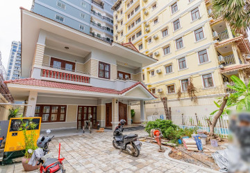 4 Bedroom Villa For Rent - BKK1, Phnom Penh thumbnail