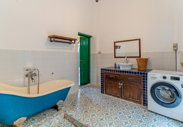 Renovated 3 Bedroom Apartment For Rent - Phsar Kandal 1, Phnom Penh thumbnail