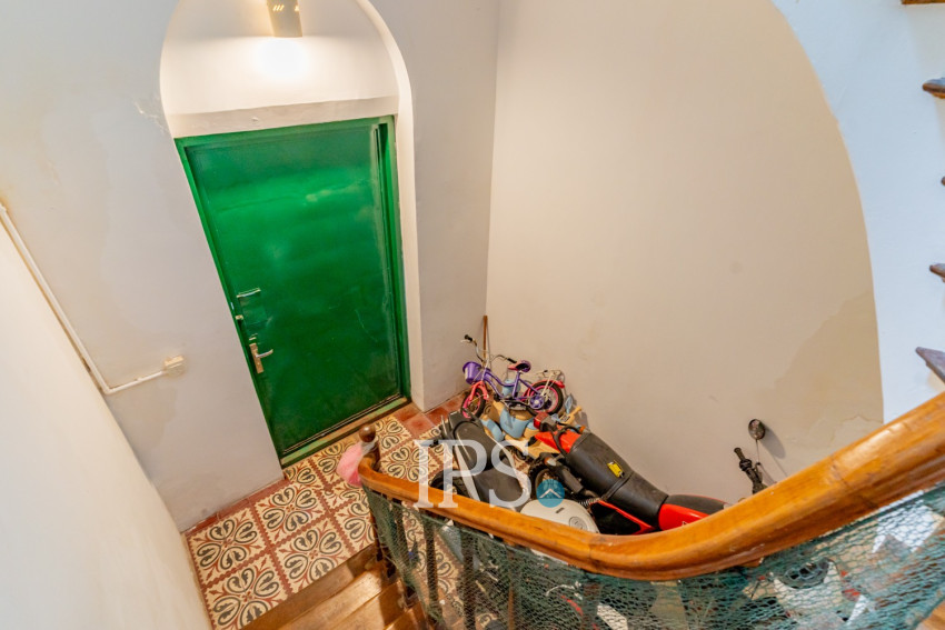 Renovated 3 Bedroom Apartment For Rent - Phsar Kandal 1, Phnom Penh