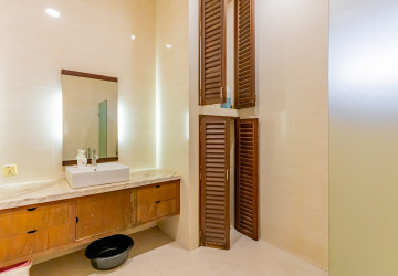Renovated 5 Bedroom Apartment For Rent - Phsar Kandal 1, Phnom Penh thumbnail
