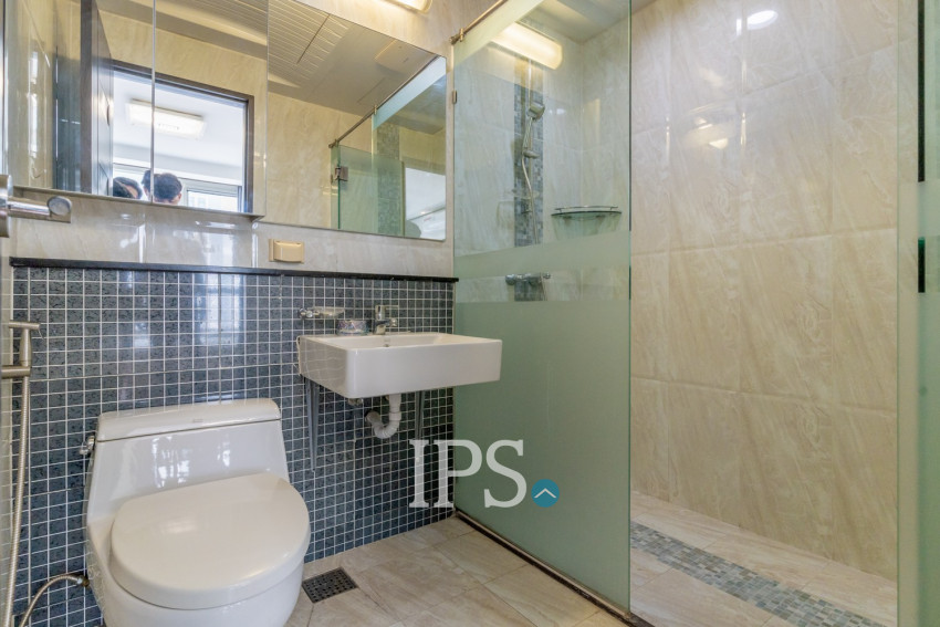 12nd Floor 3 Bedroom Condo For Sale - De Castle Royal, BKK1, Phnom Penh