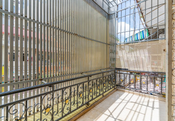 Renovated 3 Bedroom Apartment For Rent - Wat Phnom, Phnom Penh thumbnail