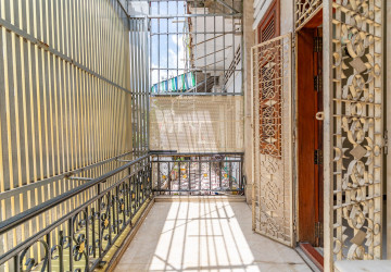 Renovated 3 Bedroom Apartment For Rent - Wat Phnom, Phnom Penh thumbnail