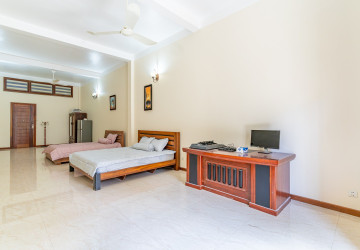 Renovated 3 Bedroom Apartment For Rent - Wat Phnom, Phnom Penh thumbnail