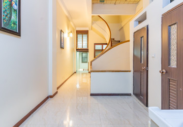 Renovated 3 Bedroom Apartment For Rent - Wat Phnom, Phnom Penh thumbnail