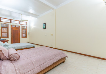 Renovated 3 Bedroom Apartment For Rent - Wat Phnom, Phnom Penh thumbnail
