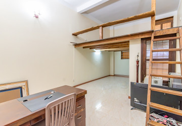 Renovated 3 Bedroom Apartment For Rent - Wat Phnom, Phnom Penh thumbnail