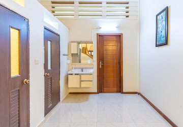 Renovated 3 Bedroom Apartment For Rent - Wat Phnom, Phnom Penh thumbnail