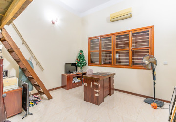 Renovated 3 Bedroom Apartment For Rent - Wat Phnom, Phnom Penh thumbnail