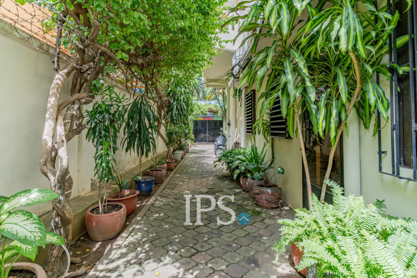 Renovated 2 Bedroom Apartment For Rent - Srah Chork, Phnom Penh