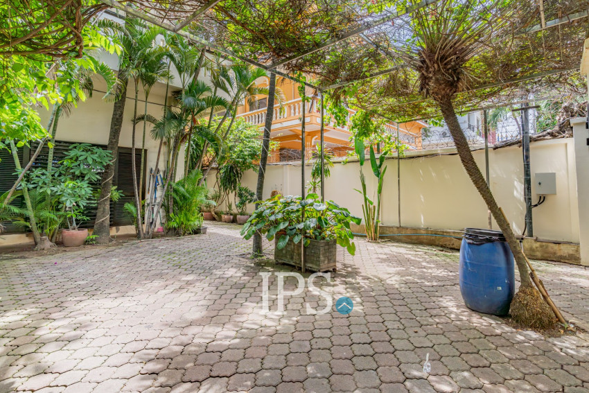 Renovated 2 Bedroom Apartment For Rent - Srah Chork, Phnom Penh