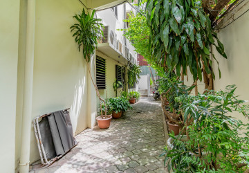 Renovated 2 Bedroom Apartment For Rent - Srah Chork, Phnom Penh thumbnail