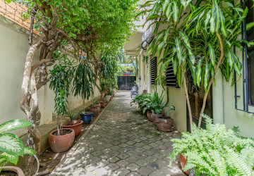 Renovated 2 Bedroom Apartment For Rent - Srah Chork, Phnom Penh thumbnail