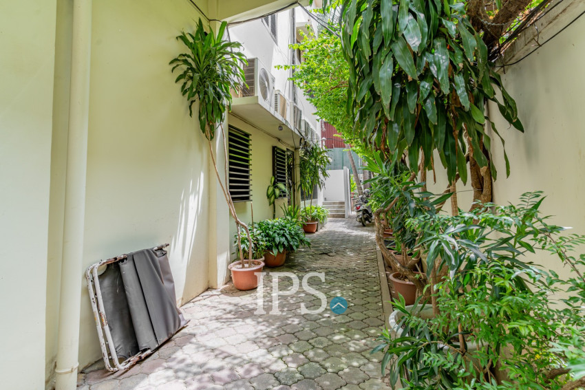 Renovated 2 Bedroom Apartment For Rent - Srah Chork, Phnom Penh