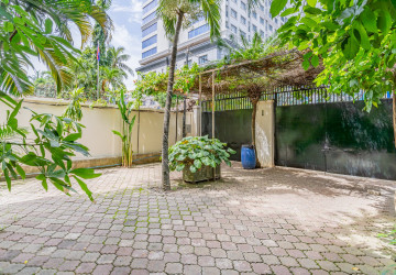 Renovated 2 Bedroom Apartment For Rent - Srah Chork, Phnom Penh thumbnail