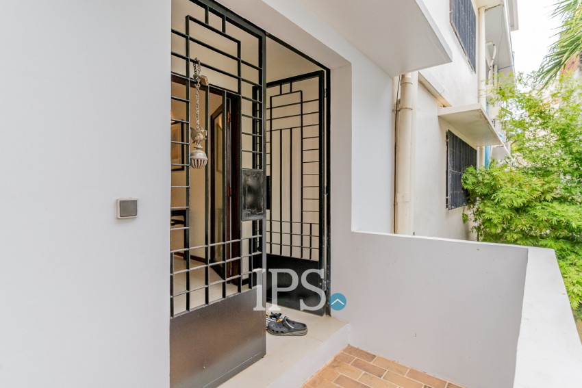 Renovated 2 Bedroom Apartment For Rent - Srah Chork, Phnom Penh