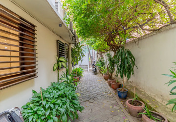 Renovated 2 Bedroom Apartment For Rent - Srah Chork, Phnom Penh thumbnail