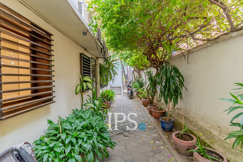 Renovated 2 Bedroom Apartment For Rent - Srah Chork, Phnom Penh