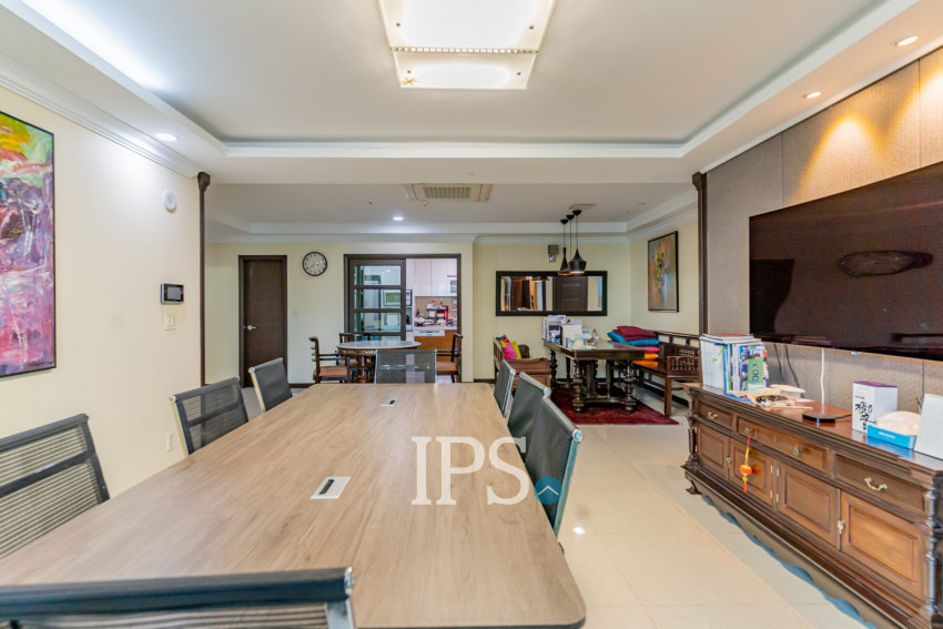 3 Bedroom Condo For Rent - De Castle Royal, BKK1, Phnom Penh