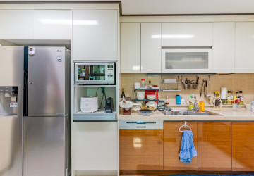 3 Bedroom Condo For Rent - De Castle Royal, BKK1, Phnom Penh thumbnail