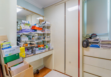 3 Bedroom Condo For Rent - De Castle Royal, BKK1, Phnom Penh thumbnail