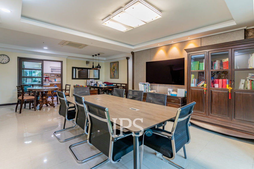 3 Bedroom Condo For Rent - De Castle Royal, BKK1, Phnom Penh