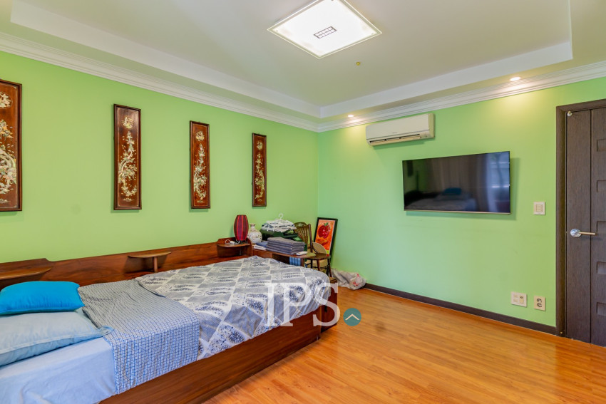 3 Bedroom Condo For Rent - De Castle Royal, BKK1, Phnom Penh