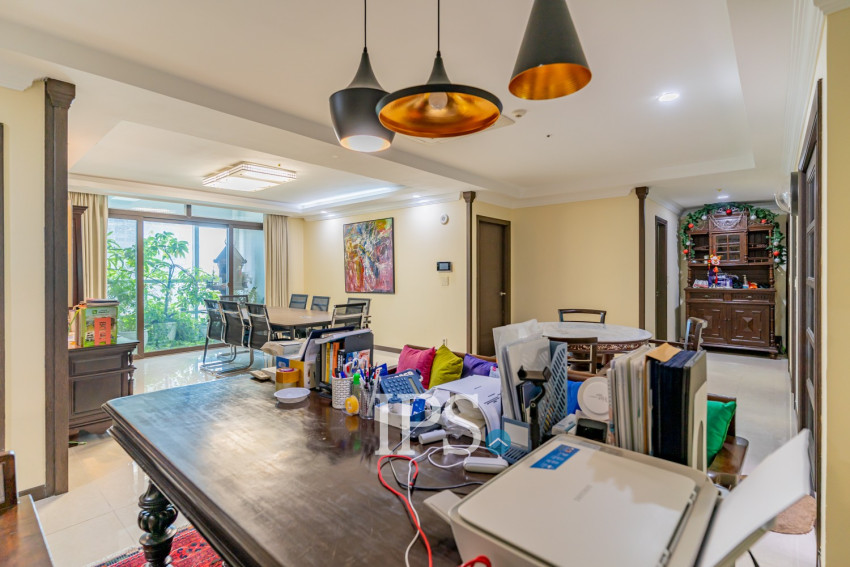 3 Bedroom Condo For Rent - De Castle Royal, BKK1, Phnom Penh