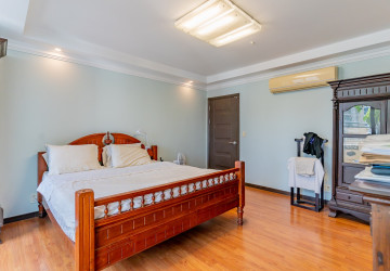 3 Bedroom Condo For Rent - De Castle Royal, BKK1, Phnom Penh thumbnail