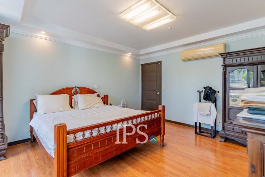 3 Bedroom Condo For Rent - De Castle Royal, BKK1, Phnom Penh