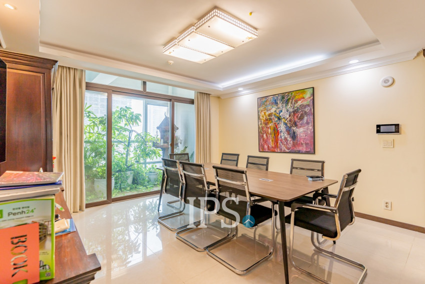 3 Bedroom Condo For Rent - De Castle Royal, BKK1, Phnom Penh