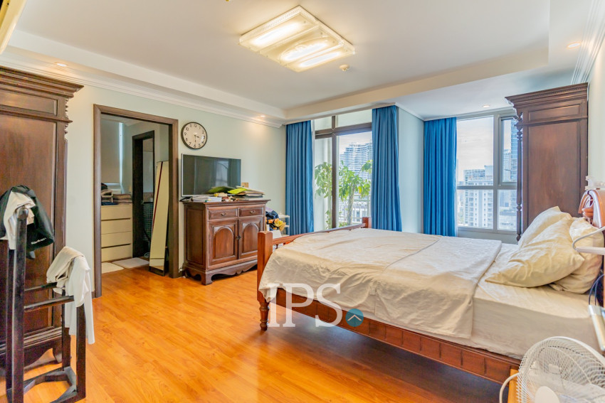 3 Bedroom Condo For Rent - De Castle Royal, BKK1, Phnom Penh