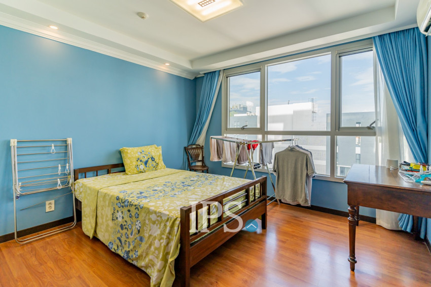3 Bedroom Condo For Rent - De Castle Royal, BKK1, Phnom Penh