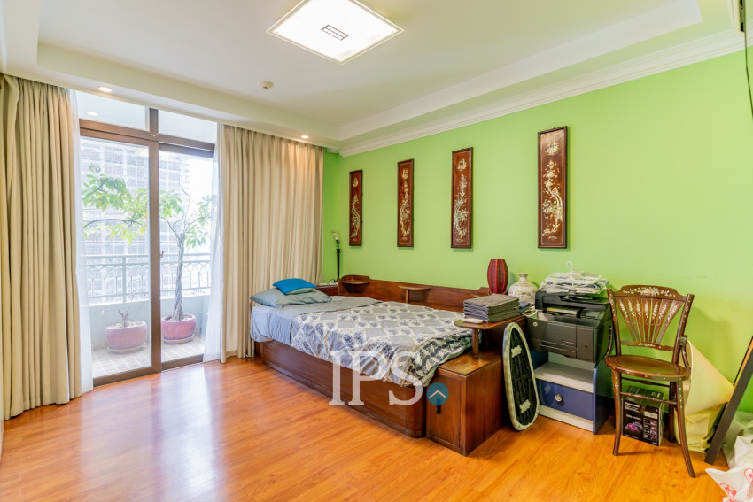 3 Bedroom Condo For Rent - De Castle Royal, BKK1, Phnom Penh