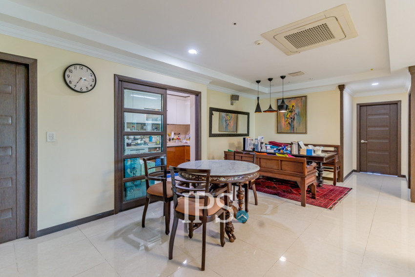 3 Bedroom Condo For Rent - De Castle Royal, BKK1, Phnom Penh