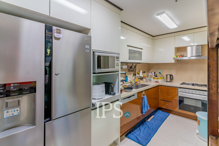 3 Bedroom Condo For Rent - De Castle Royal, BKK1, Phnom Penh