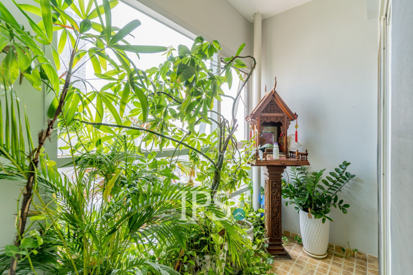 3 Bedroom Condo For Rent - De Castle Royal, BKK1, Phnom Penh