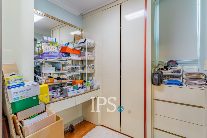 3 Bedroom Condo For Rent - De Castle Royal, BKK1, Phnom Penh