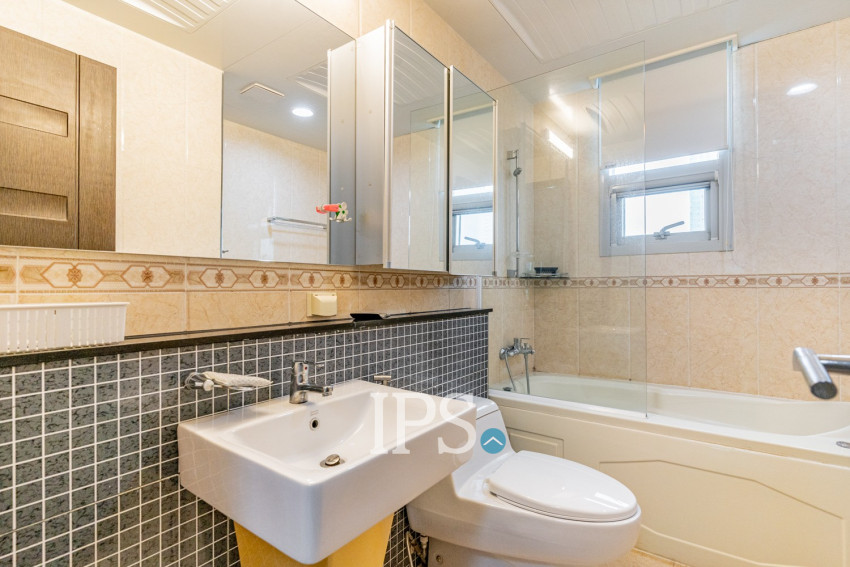 3 Bedroom Condo For Rent - De Castle Royal, BKK1, Phnom Penh