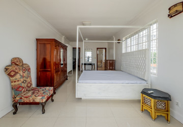 3 Bedroom Villa For Rent - Chroy Changvar, Phnom Penh thumbnail