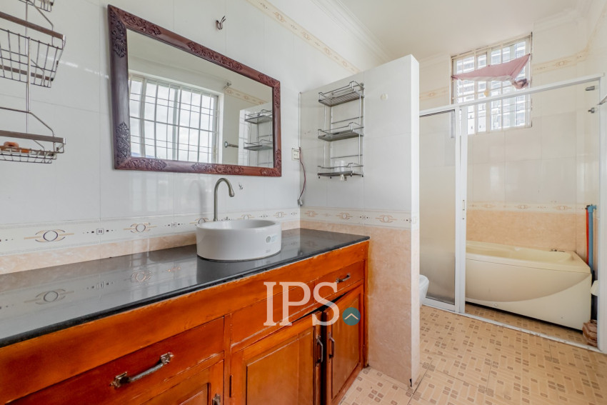 3 Bedroom Villa For Rent - Chroy Changvar, Phnom Penh